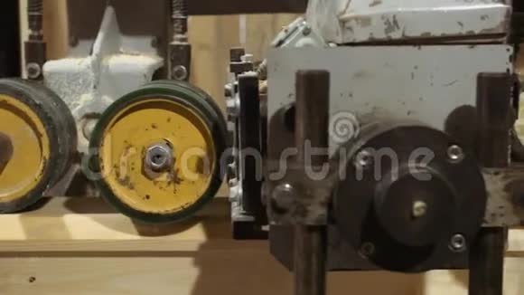 锯木厂试面机中的木块磨削视频的预览图