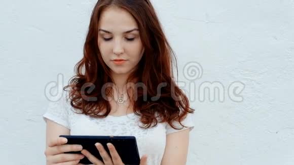 年轻女孩带着平板电脑在户外现代技术概念视频的预览图