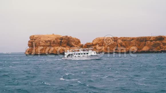 带游客的休闲船正以岩石为背景在风暴海中航行埃及视频的预览图