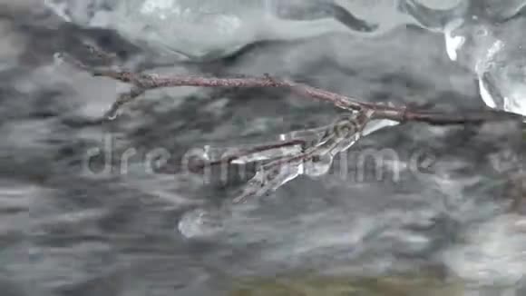 近距离拍摄干净的冰水流美丽的风景安宁场景视频的预览图