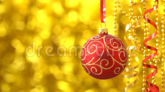 圣诞红与金色图案球摆动新年装饰模糊的金波克视频的预览图