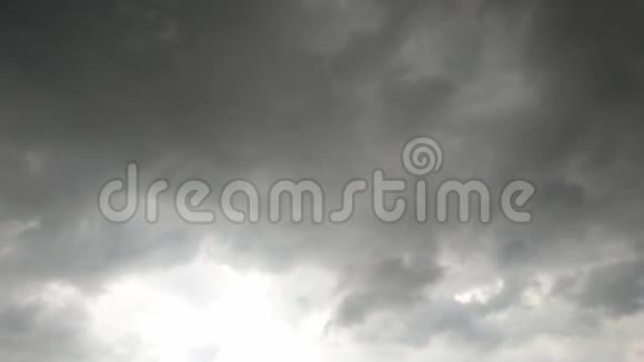 黑雨云在天空中快速移动视频的预览图