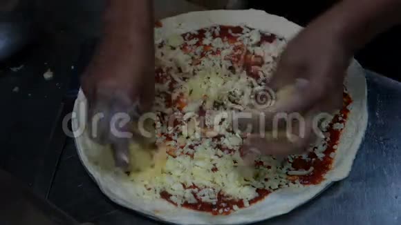 两个奶酪被安排在披萨酱上视频的预览图