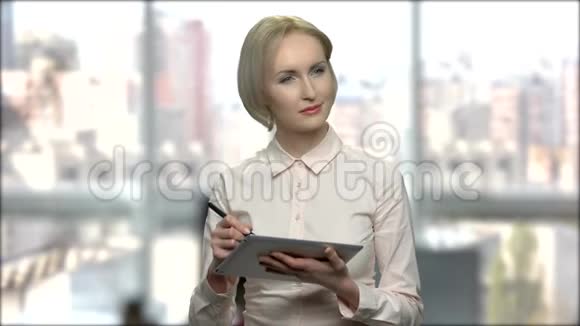 有魅力的商业女性在电脑平板电脑上工作视频的预览图