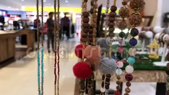 关闭市场珠宝双朱蒂珠宝珠和手镯巴厘岛购物中心视频的预览图