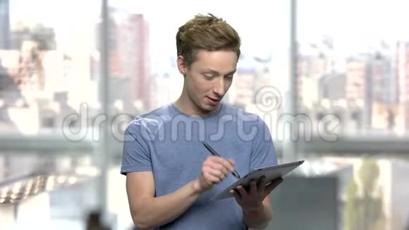 聪明的少年使用平板电脑视频的预览图