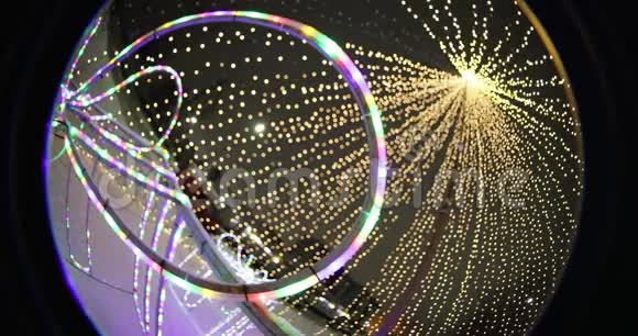 公园里夜晚喜庆的圣诞照明光学效应视频的预览图