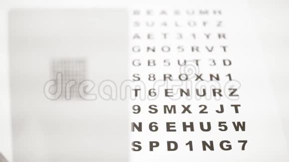 聚焦前后不同字母的光学检查视频的预览图
