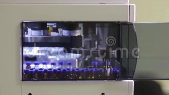 实验室自动机器安装在塑料管上的汽车夹子视频的预览图