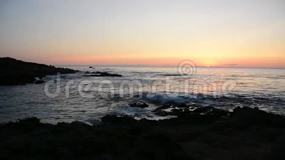 日落卡梅尔在海边视频的预览图