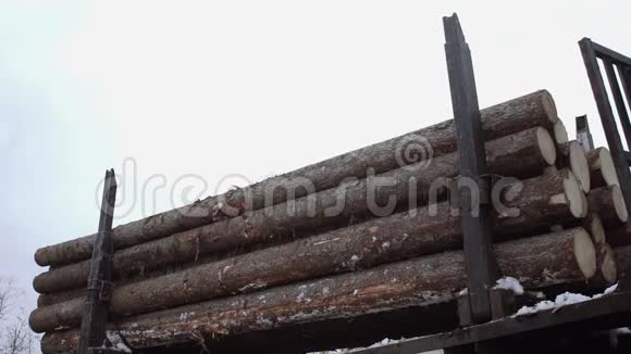 起重机爪从锯木厂的卡车上捡起木头视频的预览图