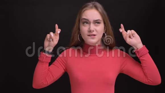 年轻美丽的白种人女性焦虑并祈祷她的手指特写视频的预览图
