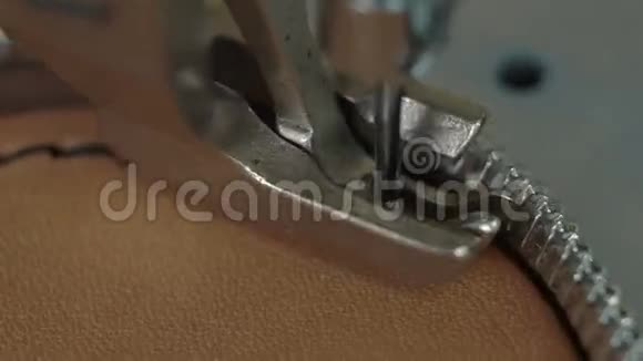 用缝纫机缝制皮革产品视频的预览图