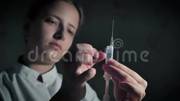女医生用注射器释放空气视频的预览图