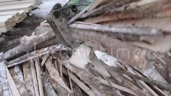 汽车装载机起重机夹爪锯木机木制废料视频的预览图