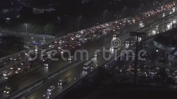 在现代城市的夜晚高速公路上的汽车汇合线亮起视频的预览图