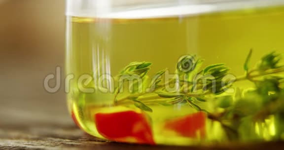 橄榄油中的红椒片和迷迭香视频的预览图