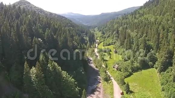 喀尔巴阡山脉从鸟瞰景色视频的预览图