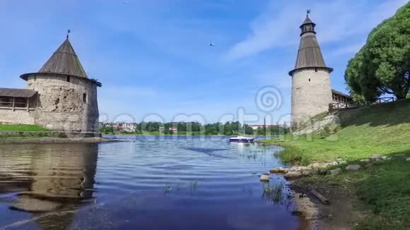 普斯科夫两座塔保护的河流汇合处视频的预览图