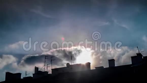 在明亮的蓝天和屋顶上快速移动的云的时间推移静态射击视频的预览图