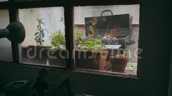 户外烧烤架有木炭和火视频的预览图