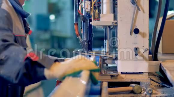 工人在工业机器上加工塑料细节视频的预览图