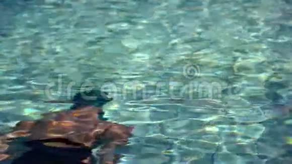 肌肉游泳者在水下游泳视频的预览图
