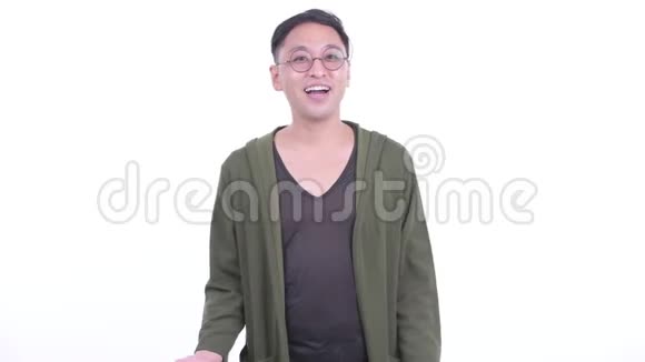 戴眼镜的快乐日本男人在解释视频的预览图
