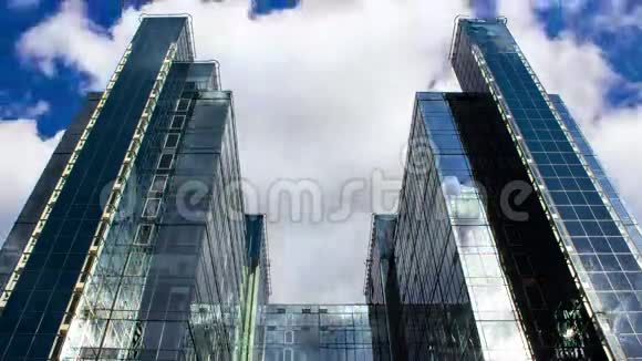 商业建筑玻璃摩天大楼和云时间流逝4k视频的预览图
