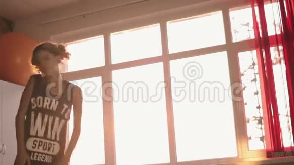 夕阳西下小女孩在窗前跳舞视频的预览图