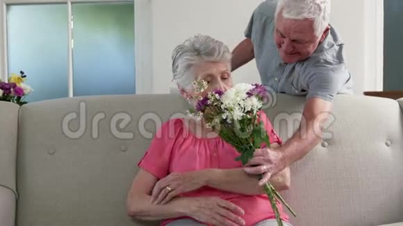 老人送礼物给妻子视频的预览图