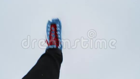 雪在山上行走视频的预览图