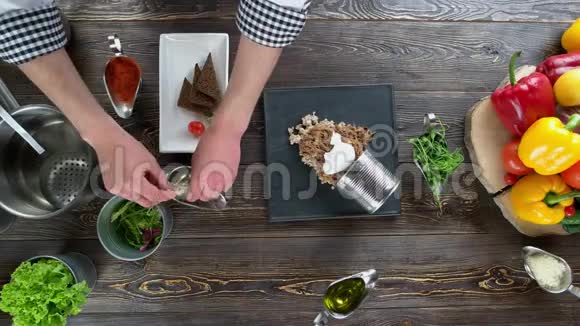 双手装饰食物木制桌子视频的预览图