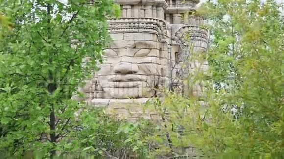 公园里的大古雕像视频的预览图