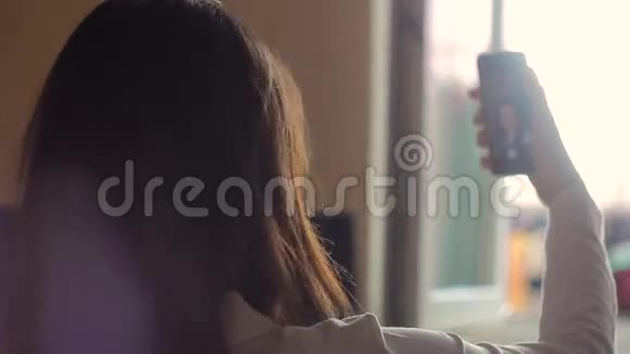 美丽的黑发女人在日落时拍自拍照高清镜头视频的预览图