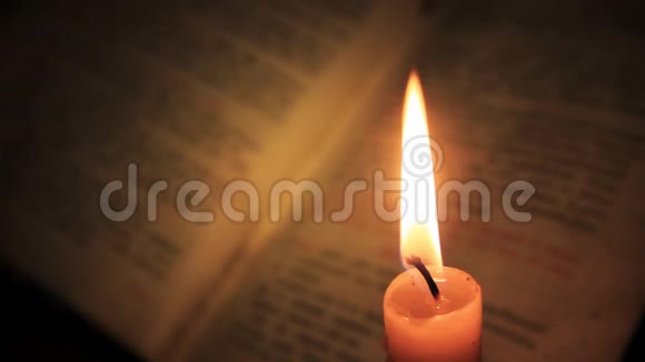 旧圣经和蜡烛视频的预览图