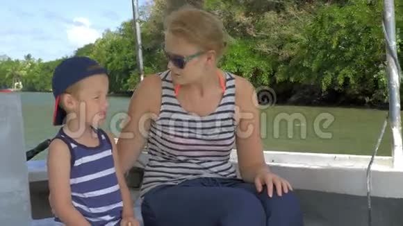 母亲和儿子乘自然船旅行视频的预览图