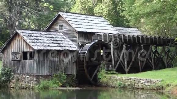 一个古老的水轮在历史悠久的马布里磨坊慢慢转动视频的预览图