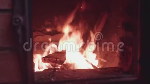 在砖炉里玻璃后面燃烧着火视频的预览图