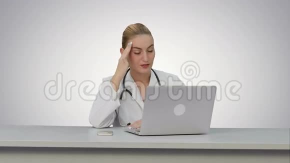 医生在线咨询病人使用笔记本电脑在白色背景视频的预览图