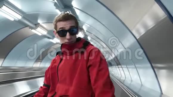 穿着红色夹克和太阳镜的白人男性在旅行者身上咆哮视频的预览图