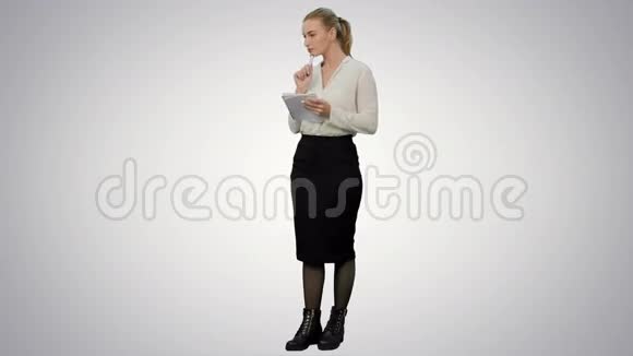有魅力的商业女性做一些计算并将它们写在白色背景的纸上视频的预览图