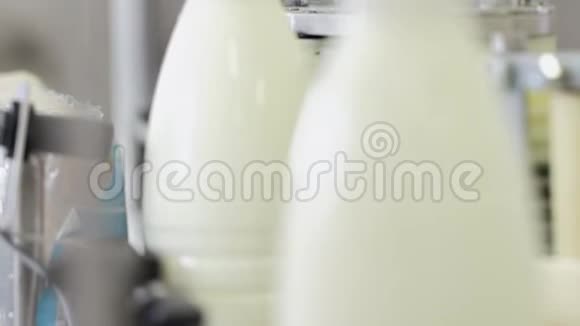 工厂流程关闭包装奶瓶标签奶瓶视频的预览图