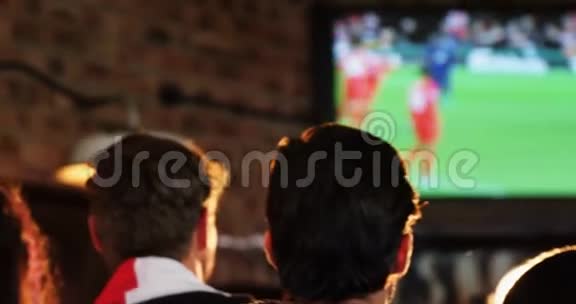 兴奋的朋友一边喝着酒一边看足球比赛视频的预览图