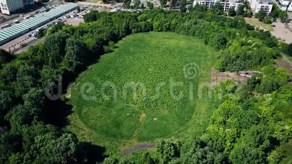 旧的废弃体育场的空中景观视频的预览图