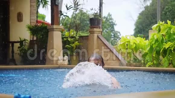 潮湿的白种人在度假时在游泳池里泼水时会享受下雨的乐趣1920x1080视频的预览图