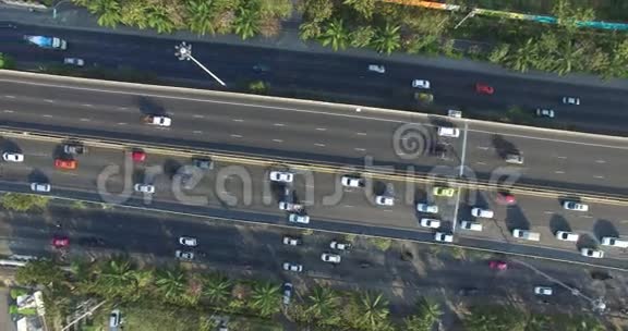 城市多车高速公路的高空作业场景视频的预览图