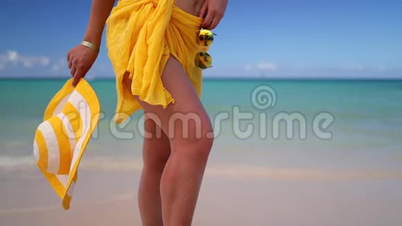 热带海滩上美丽的年轻女子加勒比海群岛的暑假视频的预览图