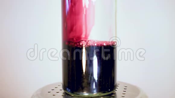 在酒庄优雅的餐厅里用于品酒的时尚瓶子的框架桌子上有葡萄酒视频的预览图