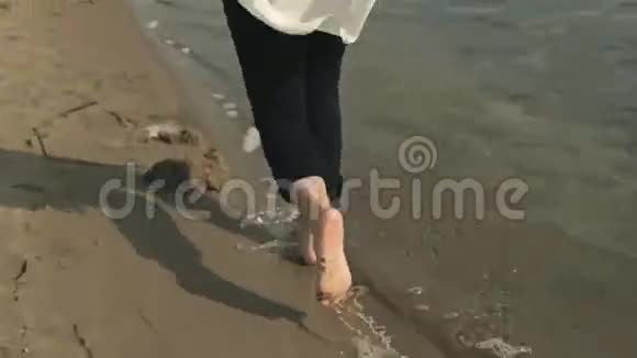 小女孩在水上奔跑视频的预览图
